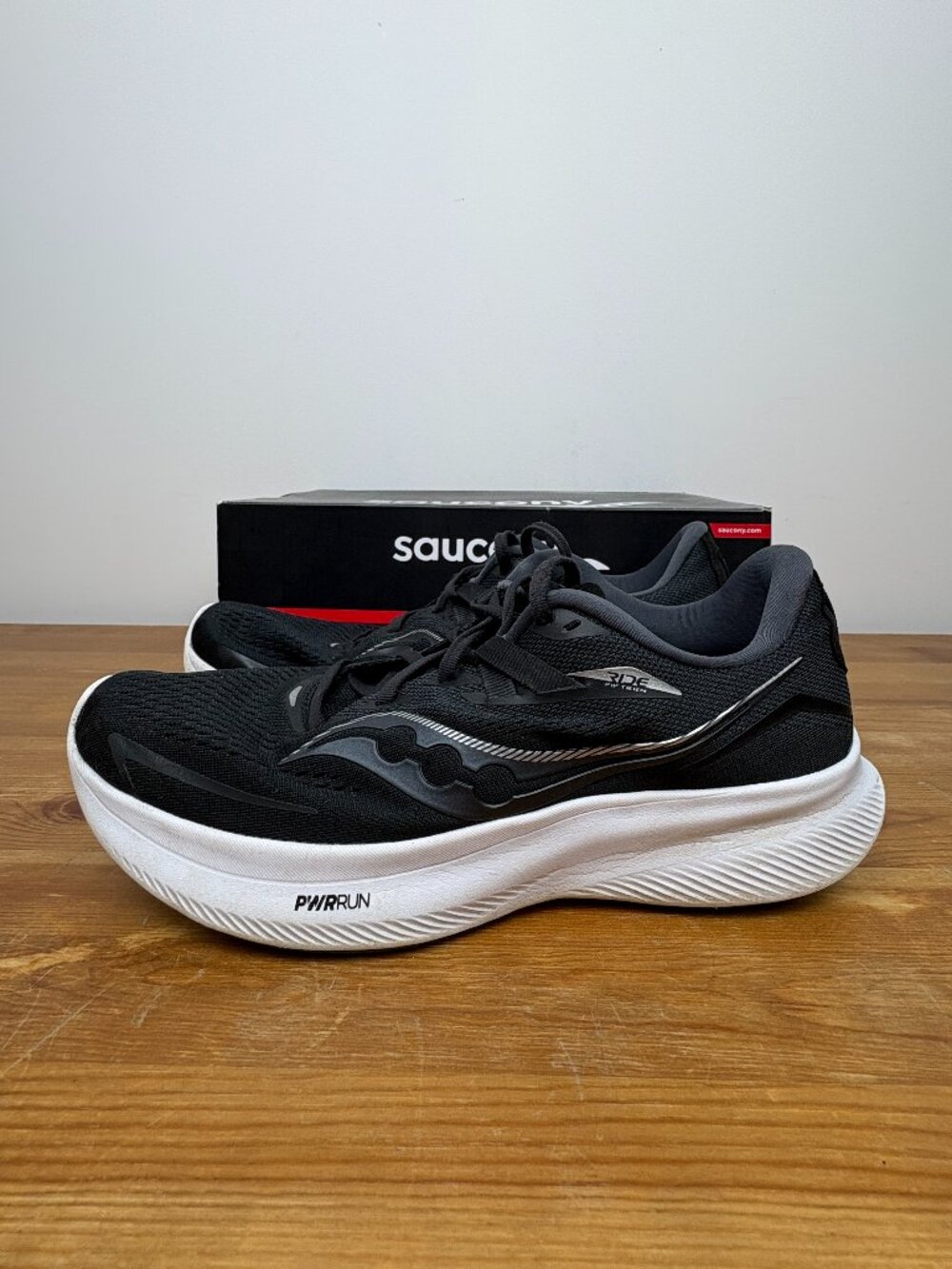 Saucony Men's Ride 15 Running Shoes US Size: 10.5 Black and white